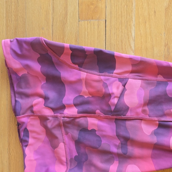 Athleta Ultimate Stash Printed 7/8 Red Camo Tight- M - Picture 4 of 5